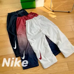Hochwertige Nike-Mäntel in Schwarz mit Logo-Kollektion
