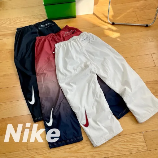 Hochwertige Nike-Mäntel in Schwarz mit Logo-Kollektion