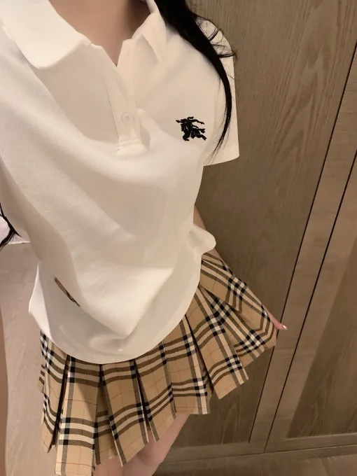 Hochwertiges Burberry Kurzarm-Shirt im schwarzen bestickten Stil