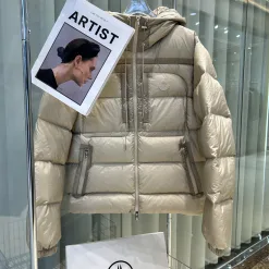 Hochwertige Moncler Daunenjacke in der weißen Kollektion