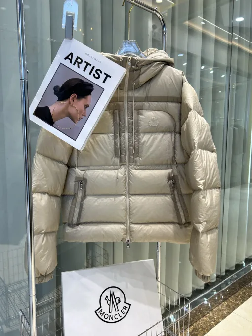 Hochwertige Moncler Daunenjacke in der weißen Kollektion