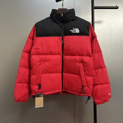 Hochwertige Daunenjacke von The North Face in Rot im klassischen Stil