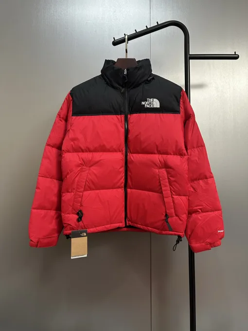 Hochwertige Daunenjacke von The North Face in Rot im klassischen Stil