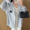 Hochwertiges Chanel-Hemd im blauen Stickerei-Stil