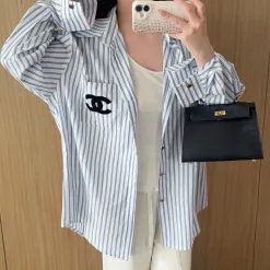 Hochwertiges Chanel-Hemd im blauen Stickerei-Stil