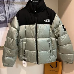 Luxuriöse Daunenjacke von The North Face aus der Classic-Kollektion