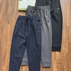 Luxuriöse Descente Windbreaker aus schwarzer Seide, Urban Collection