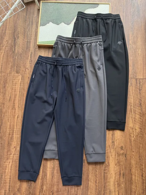 Luxuriöse Descente Windbreaker aus schwarzer Seide, Urban Collection