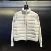 Hochwertige Moncler Daunenjacken aus schwarzer Wolle im minimalistischen Stil