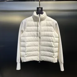 Hochwertige Moncler Daunenjacken aus schwarzer Wolle im minimalistischen Stil