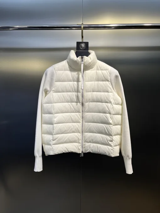 Hochwertige Moncler Daunenjacken aus schwarzer Wolle im minimalistischen Stil