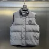 Luxus-Daunenjacken von Canada Goose im weißen Stil