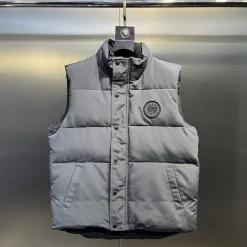 Luxus-Daunenjacken von Canada Goose im weißen Stil