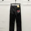 Luxus-Jeans von Gucci im schwarzen Print-Stil