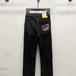 Luxus-Jeans von Gucci im schwarzen Print-Stil