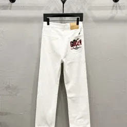 Hochwertige Gucci Jeans-Kollektion mit weißem Print