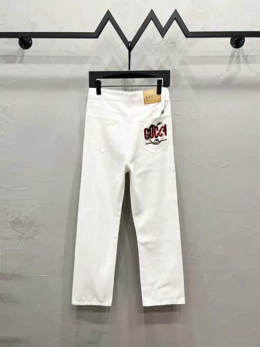 Hochwertige Gucci Jeans-Kollektion mit weißem Print