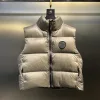 Luxus-Daunenjacken von Canada Goose im weißen Stil