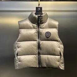 Luxus-Daunenjacken von Canada Goose im weißen Stil