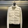 Bestseller Moncler Daunenjacke aus weißer Wolle im Logo-Stil