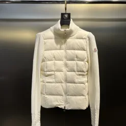 Bestseller Moncler Daunenjacke aus weißer Wolle im Logo-Stil