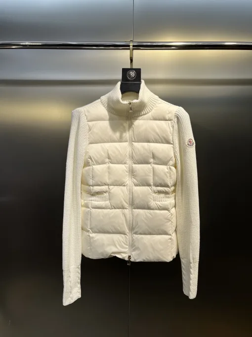 Bestseller Moncler Daunenjacke aus weißer Wolle im Logo-Stil
