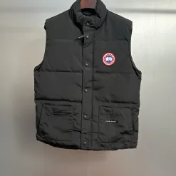 Luxuriöse T-Shirts aus grauer Baumwolle von Canada Goose