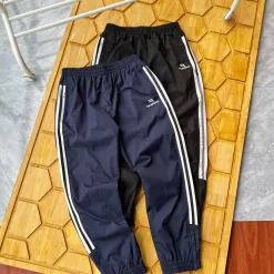 Hochwertige Balenciaga Jogginghose in Schwarz, bestickte Kollektion