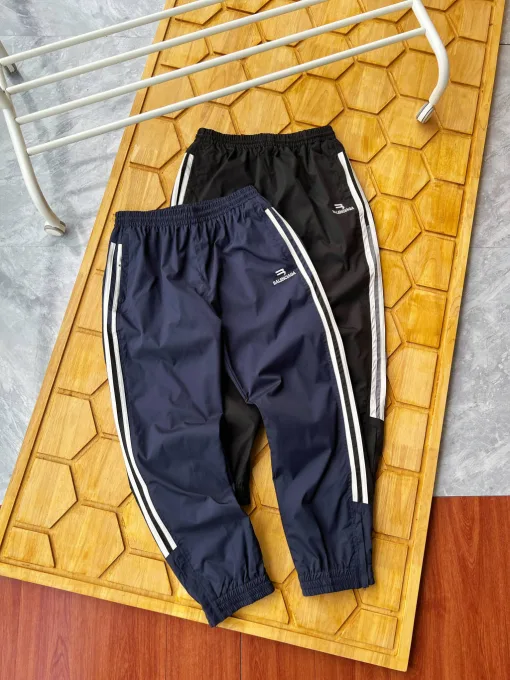 Hochwertige Balenciaga Jogginghose in Schwarz, bestickte Kollektion