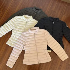 Hochwertige Moncler Daunenjacken aus schwarzer Wolle