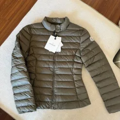 Hochwertiger Moncler Mantel im grünen Stil