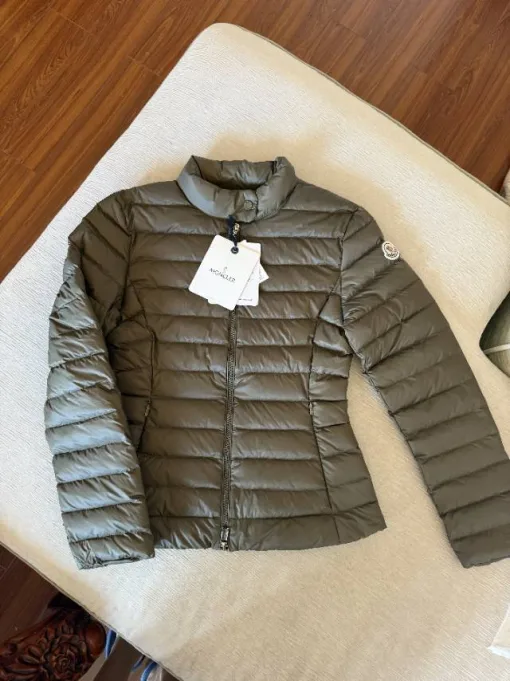 Hochwertiger Moncler Mantel im grünen Stil