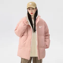 Luxus-Jacken von Nike im schwarzen Print-Stil