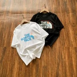 Hochwertige The North Face Kurzarm-Kollektion aus weißer Baumwolle mit atmungsaktivem Material