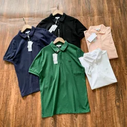 Hochwertiges Lacoste Kurzarmhemd aus weißem Leder im klassischen Stil