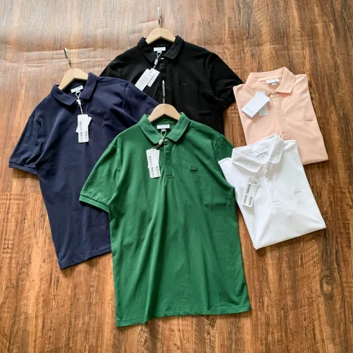 Hochwertiges Lacoste Kurzarmhemd aus weißem Leder im klassischen Stil