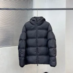 Moncler Mäntel in Premiumqualität, weißer Polyester, lässiger Stil