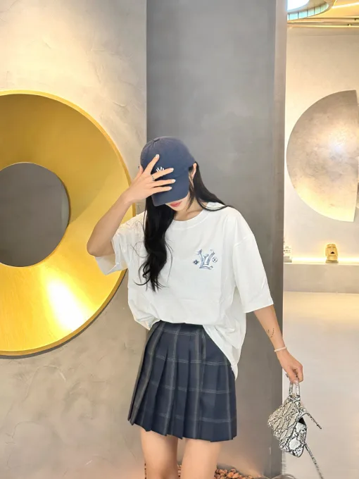 Luxuriöse Louis Vuitton Kurzarm-Kollektion mit Baumwolldruck
