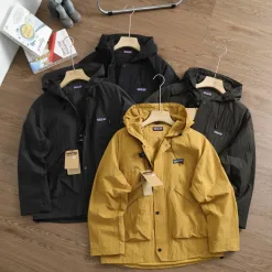 Premium-Jacken von Patagonia im schwarzen Logo-Stil