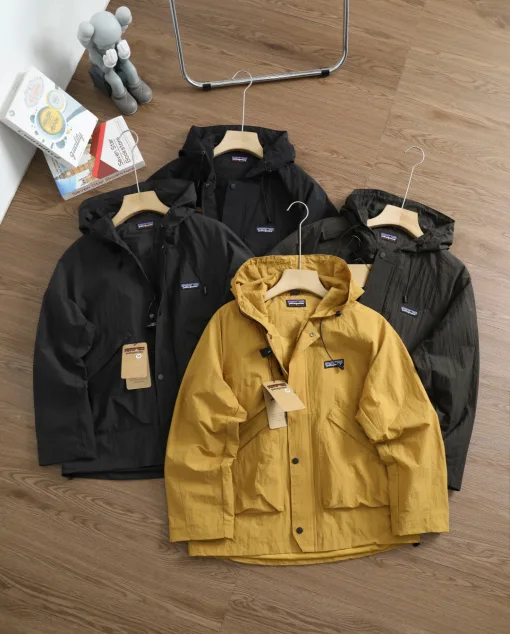 Premium-Jacken von Patagonia im schwarzen Logo-Stil