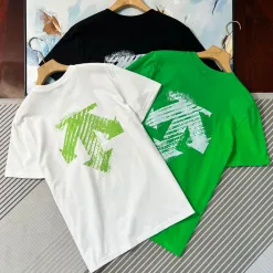Luxuriöses Descente-Kurzarmshirt im schwarzen Logo-Stil