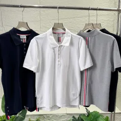 Hochwertiges Thom Browne Kurzarm-T-Shirt aus schwarzer Baumwolle mit Streifen-Kollektion