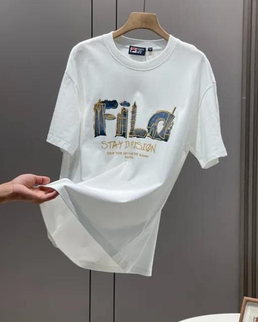 Luxuriöse Fila Kurzarm-Kollektion mit schwarzem Baumwolldruck