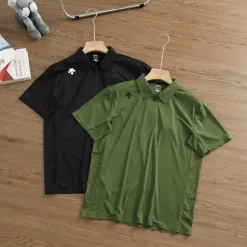 Hochwertiges Kurzarm-Logo-Shirt aus schwarzer Seide von Descente