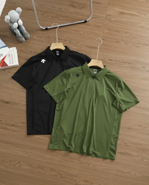 Hochwertiges Kurzarm-Logo-Shirt aus schwarzer Seide von Descente