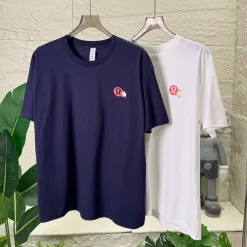 Hochwertige Lululemon Kurzarm-Kollektion in Marineblau mit Logo