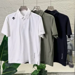 Hochwertiges Descente Kurzarm-Shirt im schwarzen Logo-Stil