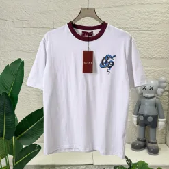 Bestseller der Gucci-Kollektion mit kurzen Ärmeln und weißem Print
