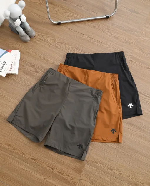 Hochwertige Descente Shorts im schwarzen Logo-Stil