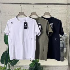 Premium Descente Kurzarm-T-Shirts aus schwarzer Baumwolle im Logo-Stil